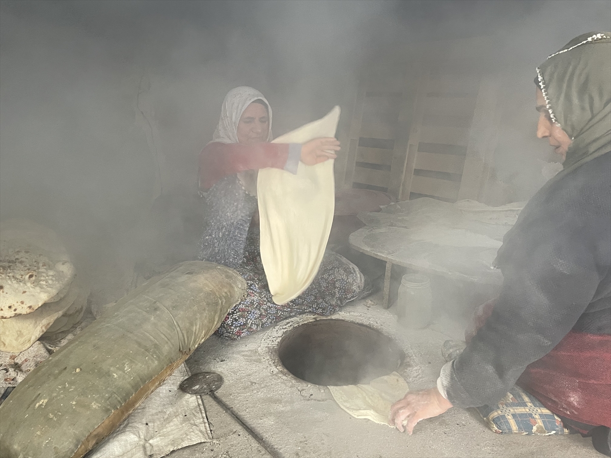 Ağrı’da köylerde yaşayan kadınlar depremzedeler için tandırda ekmek pişiriyor
