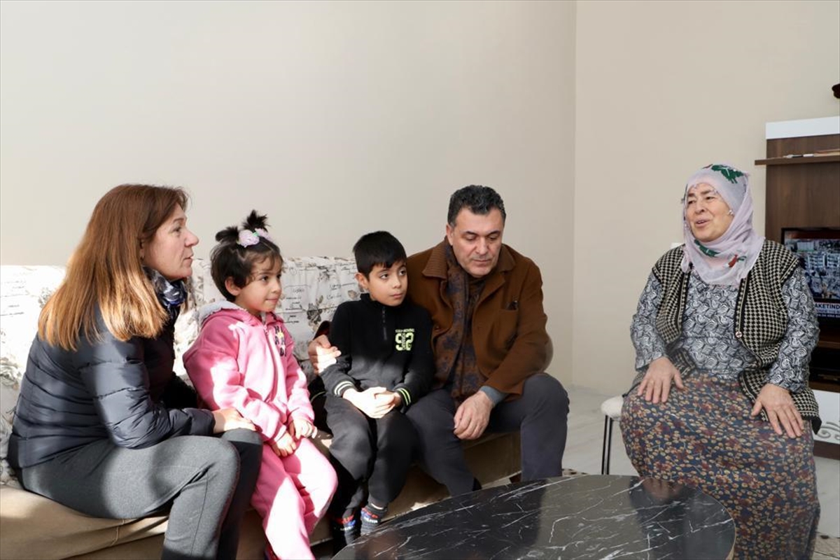 Ardahan Belediye Başkanı Demir, kentte konaklayan depremzedeleri ziyaret etti