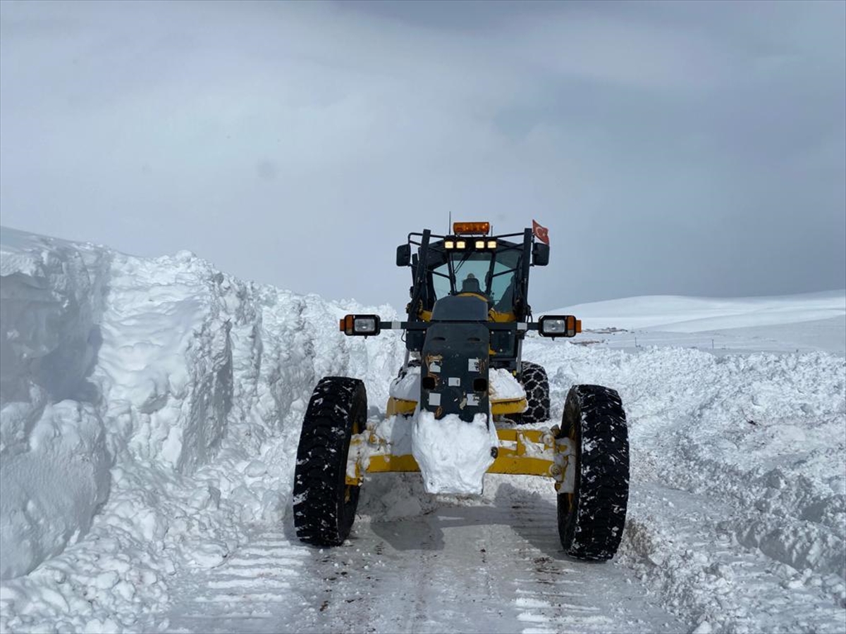 Ardahan’da kardan kapanan köy yolları ulaşıma açıldı