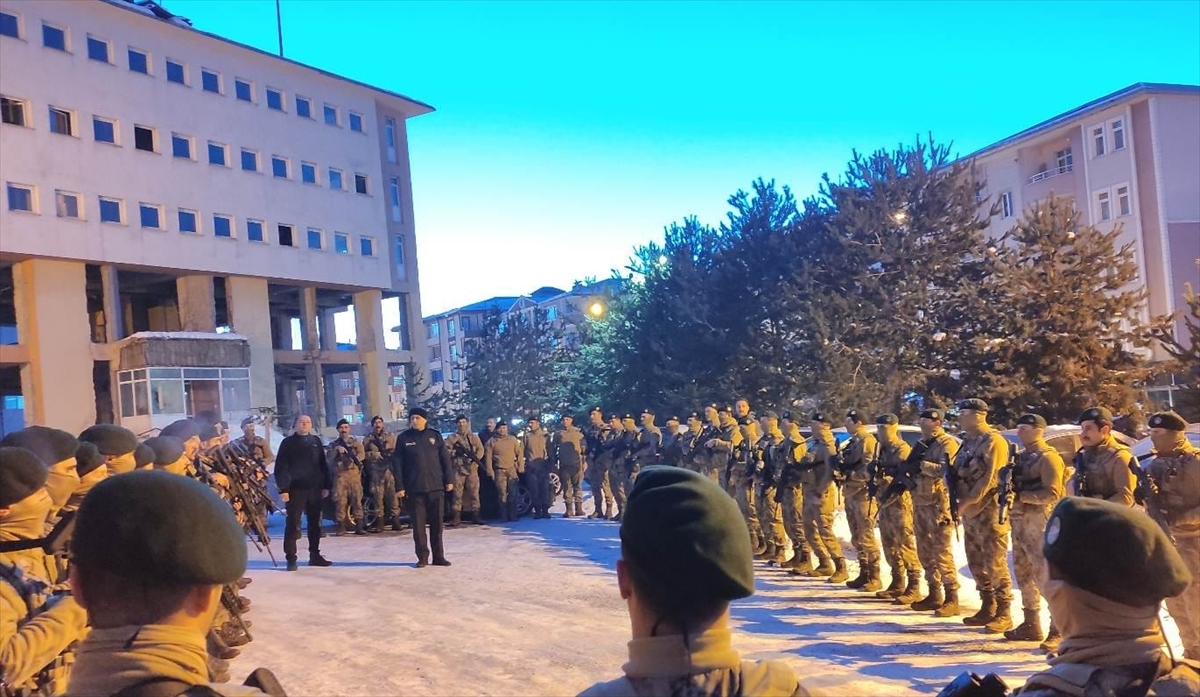 Ardahan’dan deprem bölgesi Hatay’a 61 özel harekat polisi gönderildi