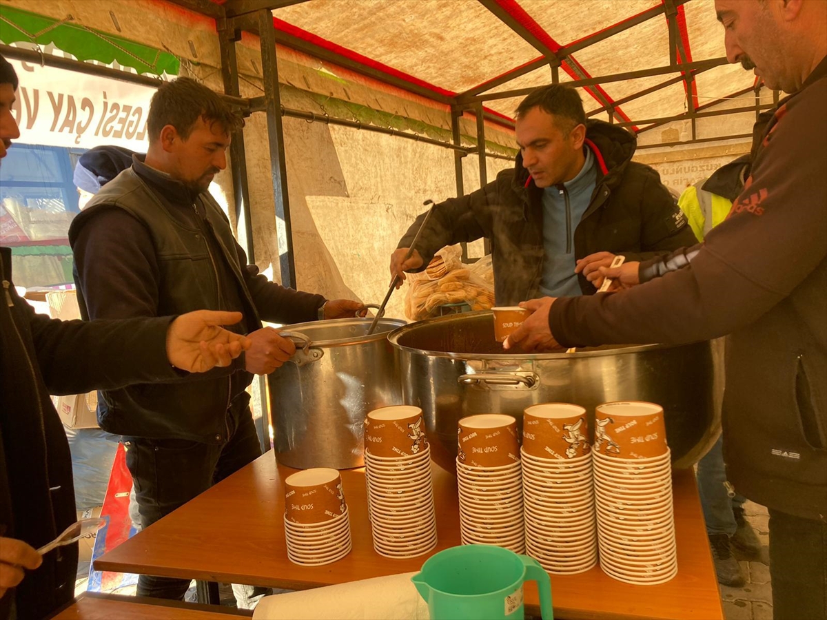 Arpaçay Belediyesi Adıyaman’da depremzedelere 3 öğün sıcak yemek hazırlıyor