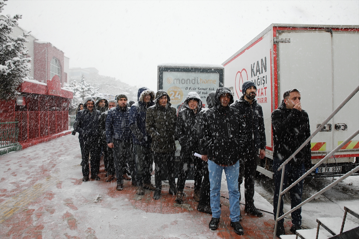 Erciş’te vatandaşlar kar altında kan vermek için sıraya girdi