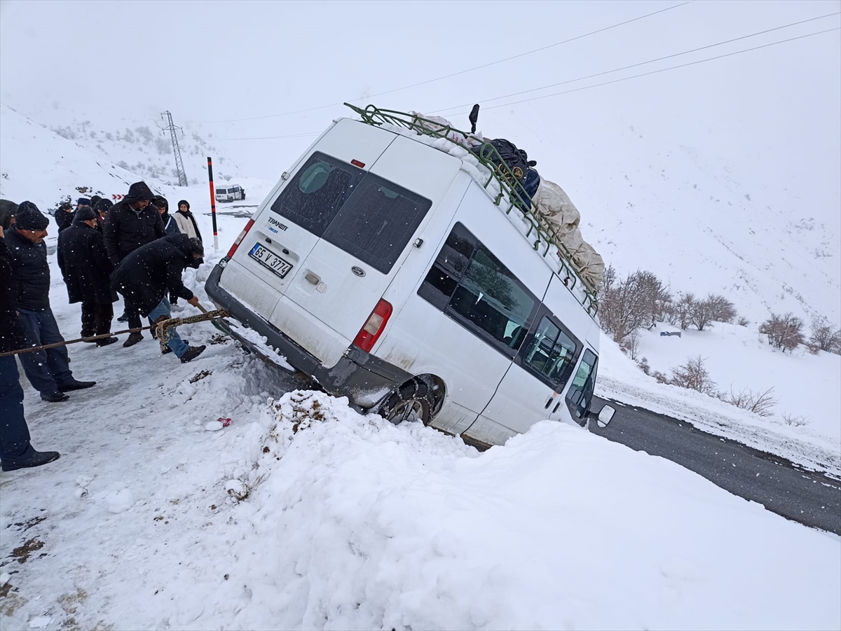 Kar nedeniyle yoldan çıkan minibüs ekiplerce kurtarıldı