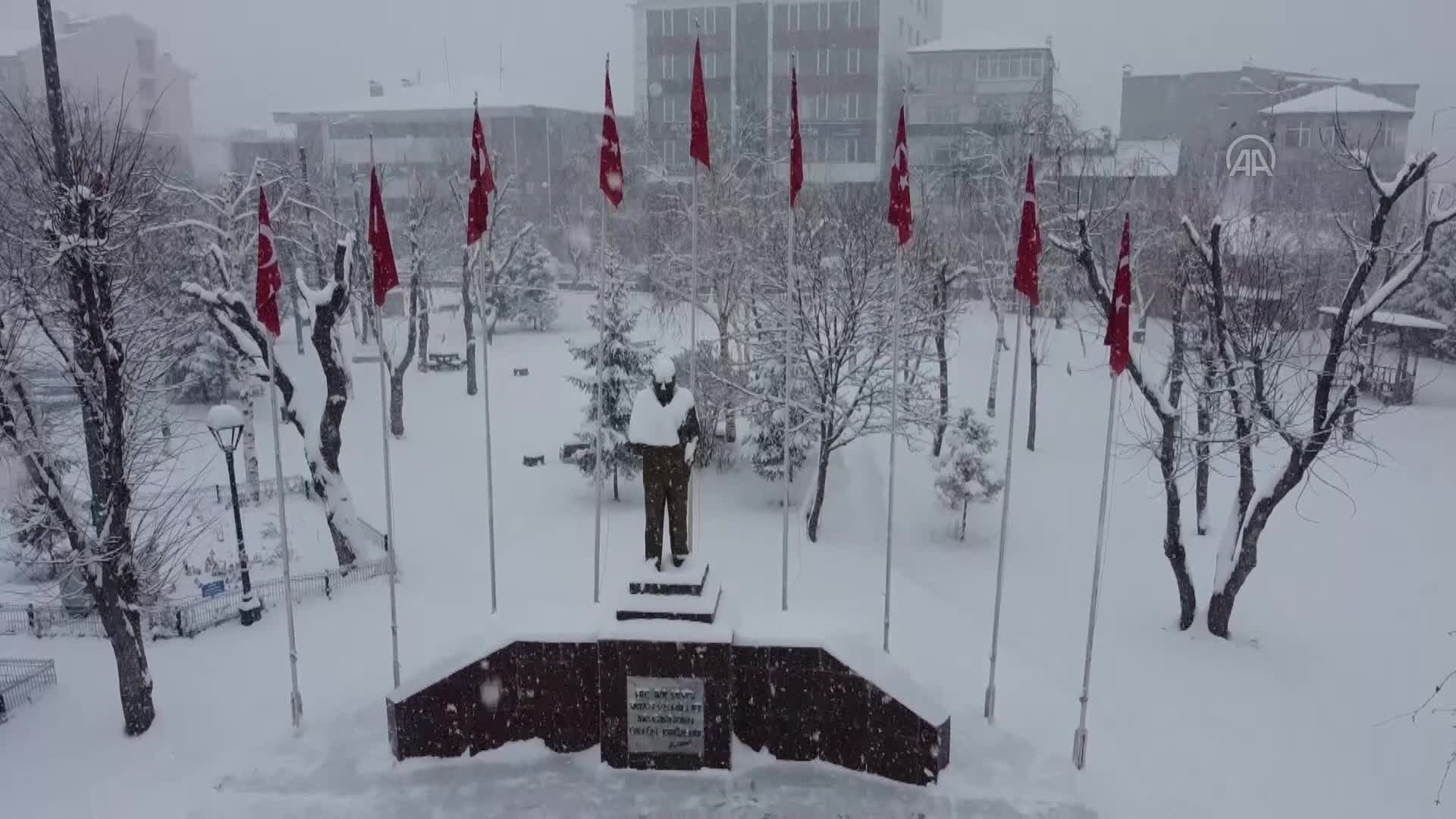 Karla kaplanan Ardahan il merkezi dronla görüntülendi