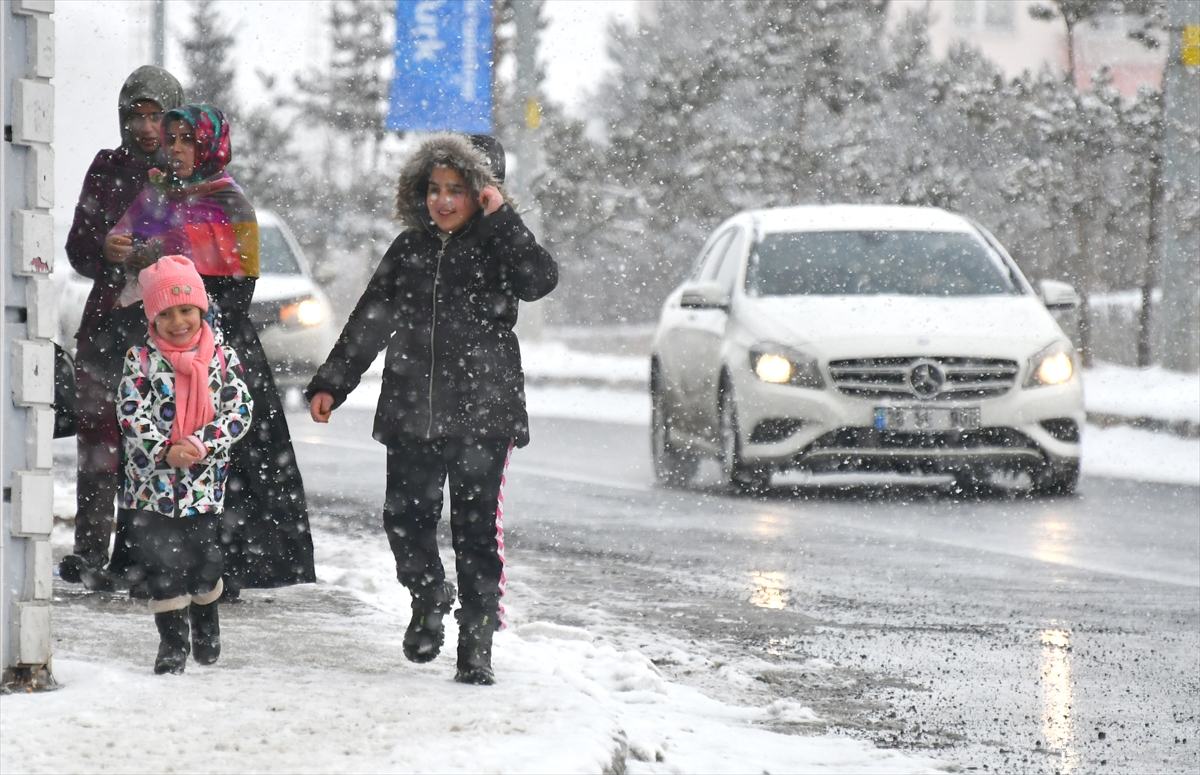 Kars, Ardahan ve Tunceli’de yoğun kar yağışı etkili oluyor