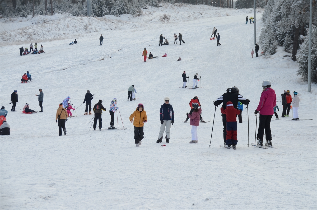 Sarıçam ormanları arasındaki Cıbıltepe’de kayak sezonu başladı