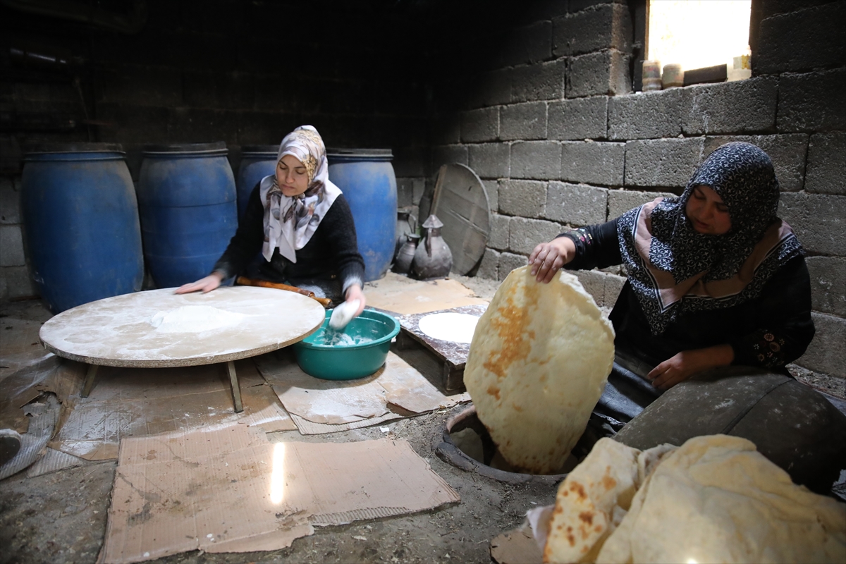 Van’da kadınlar depremzedeler için tandır ekmeği pişiriyor