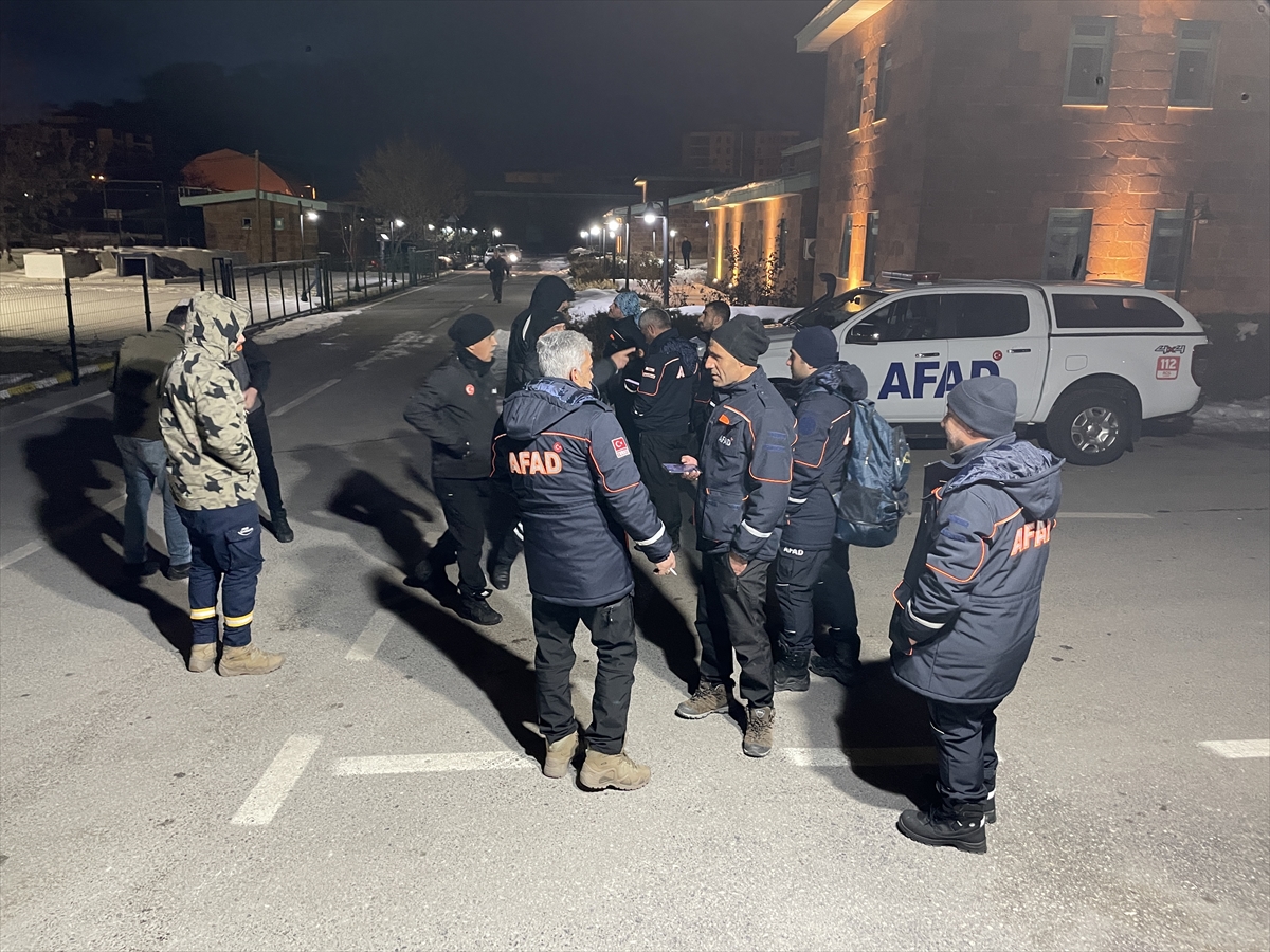 Van’daki arama kurtarma ekipleri deprem bölgesine gitti