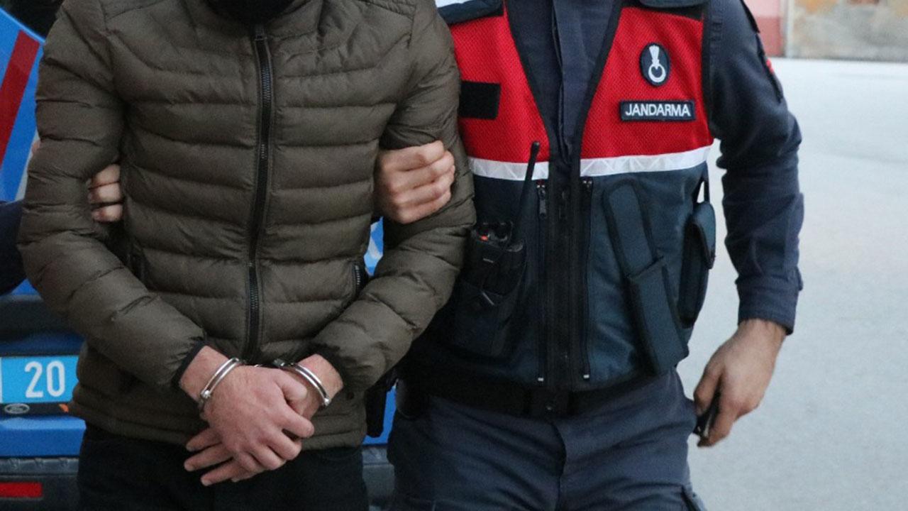 Kars’ta kesinleşmiş hapis cezası bulunan zanlıyı JASAT, saklandığı köy evinde yakaladı