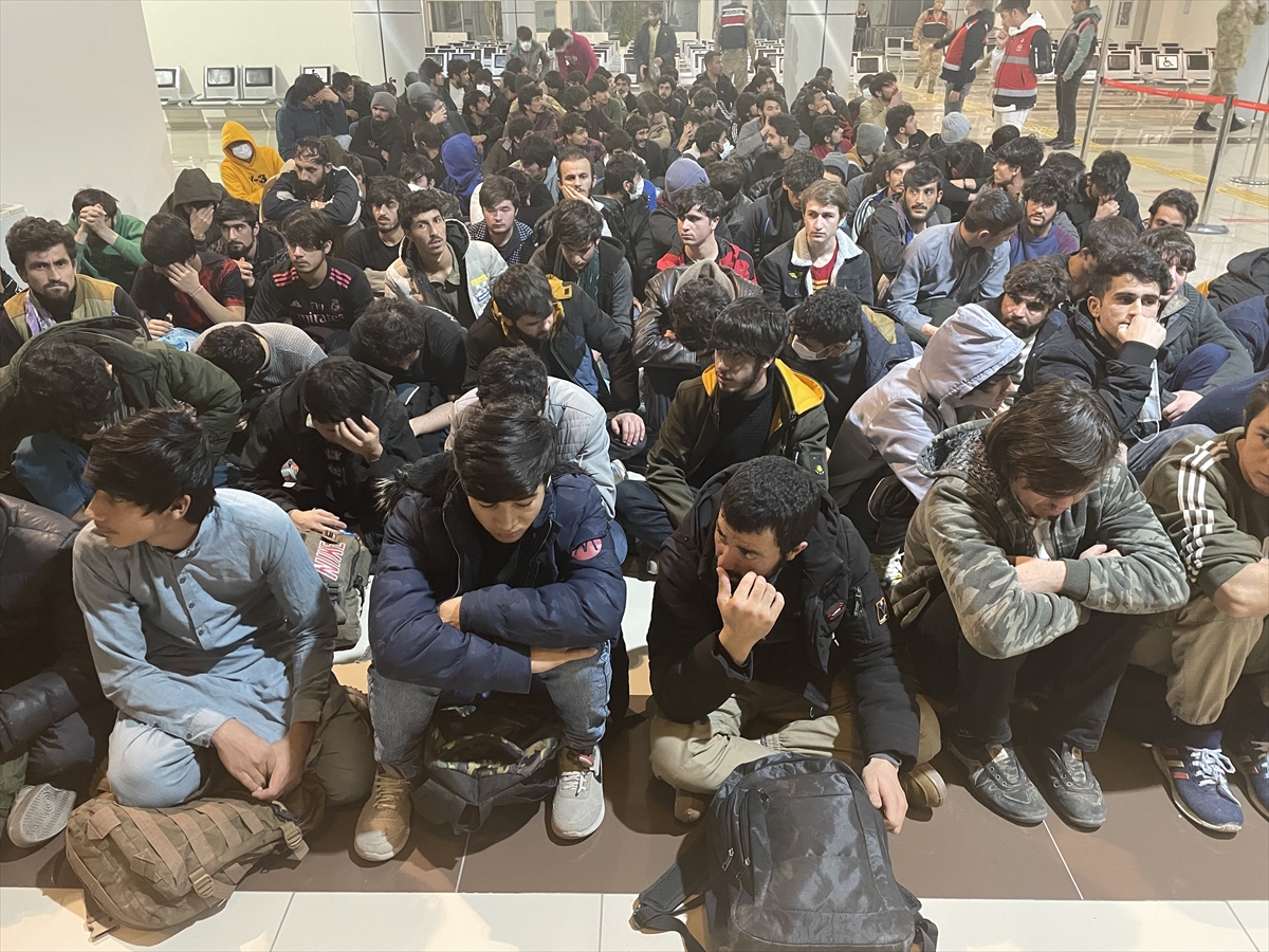 Ağrı’da 136 düzensiz göçmen uçakla Afganistan’a gönderildi