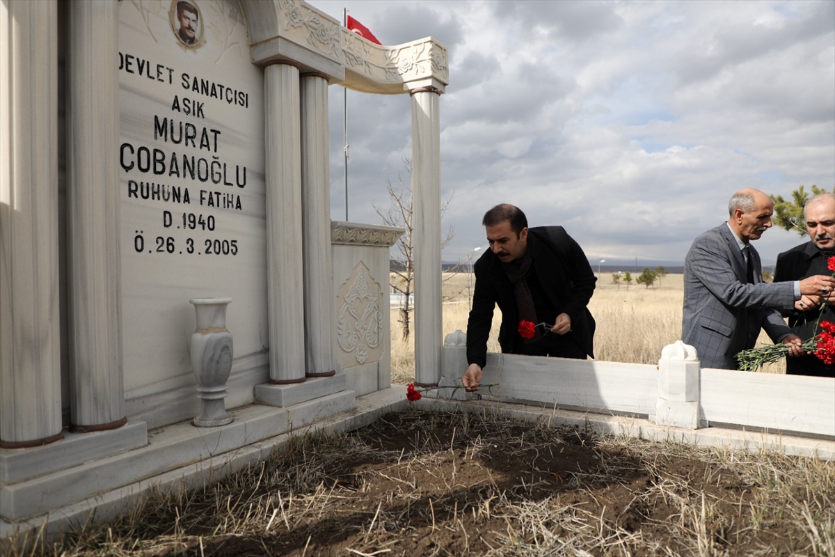 Devlet sanatçısı Murat Çobanoğlu, vefatının 18. yılında Kars’taki mezarı başında anıldı