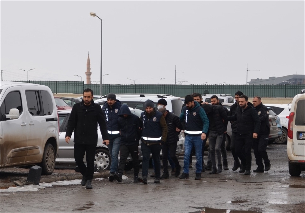 Kars’ta kombi hırsızlığı yaptıkları iddia edilen 4 sıhhi tesisatçı tutuklandı
