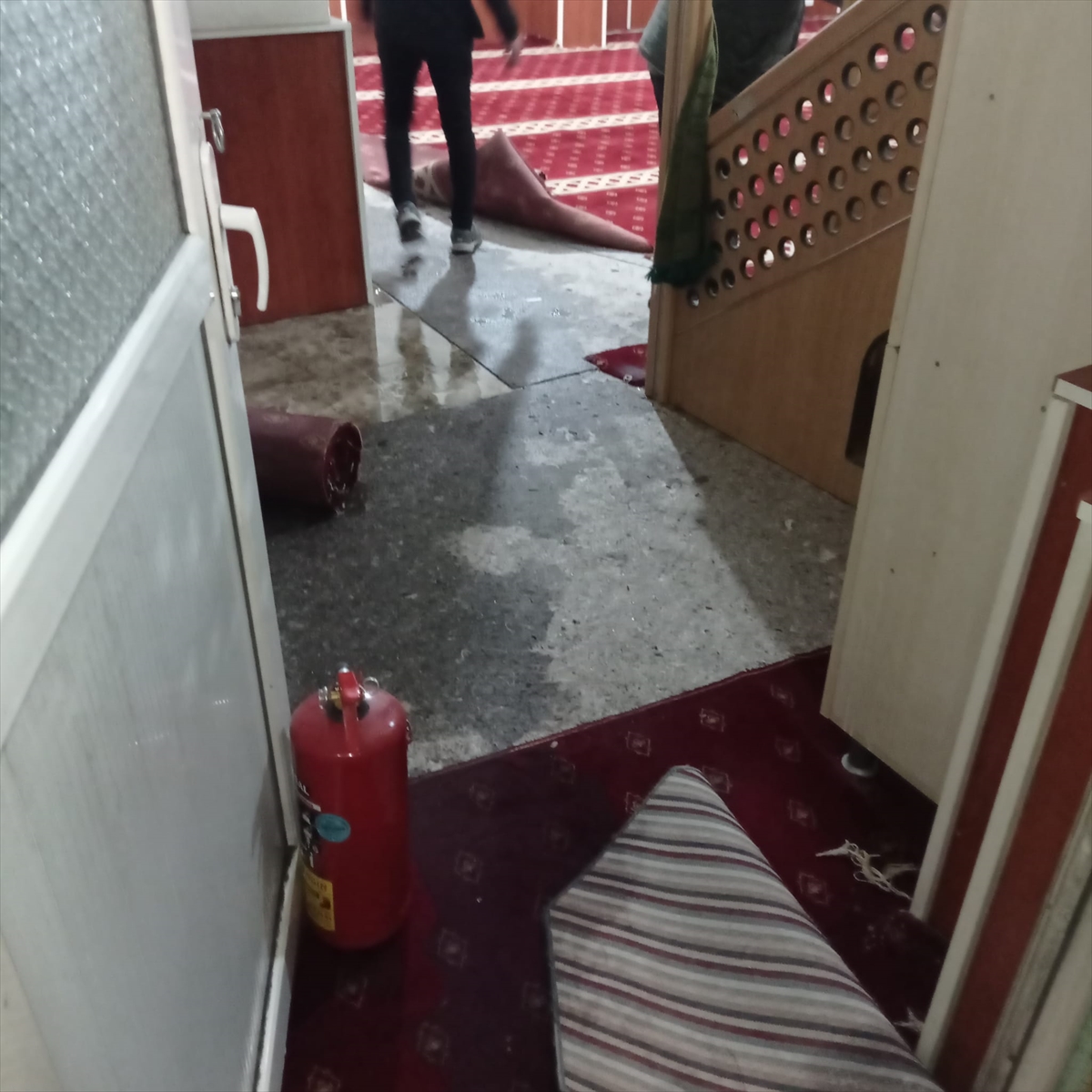 Özalp’te kazan dairesindeki borunun patlaması sonucu 3 iş yerini su bastı