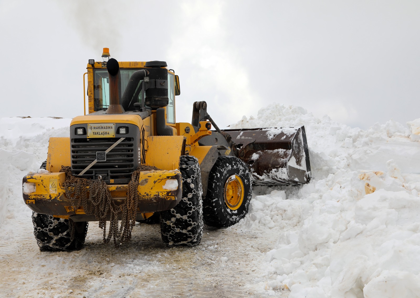 Van’da ekipler sınır hattındaki karla mücadele çalışmalarını sürdürüyor