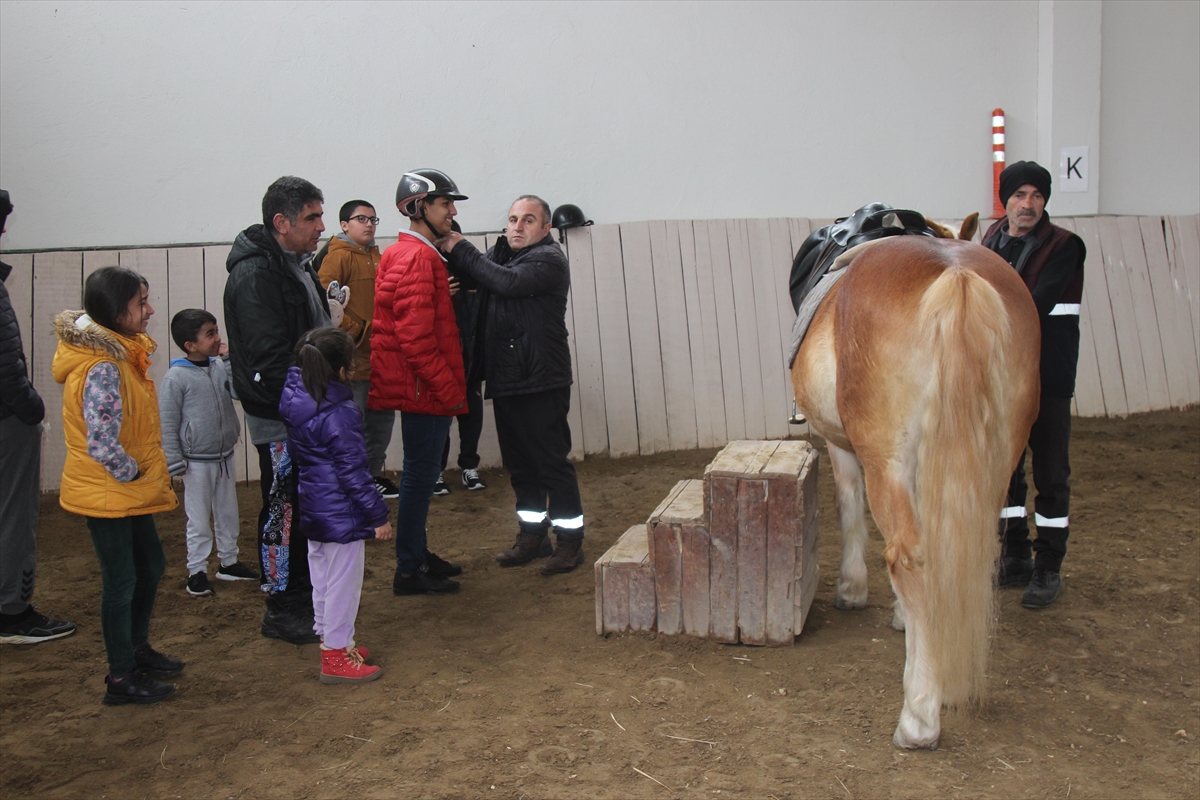 Van’da misafir edilen depremzede çocuklar at çiftliğinde eğlendi