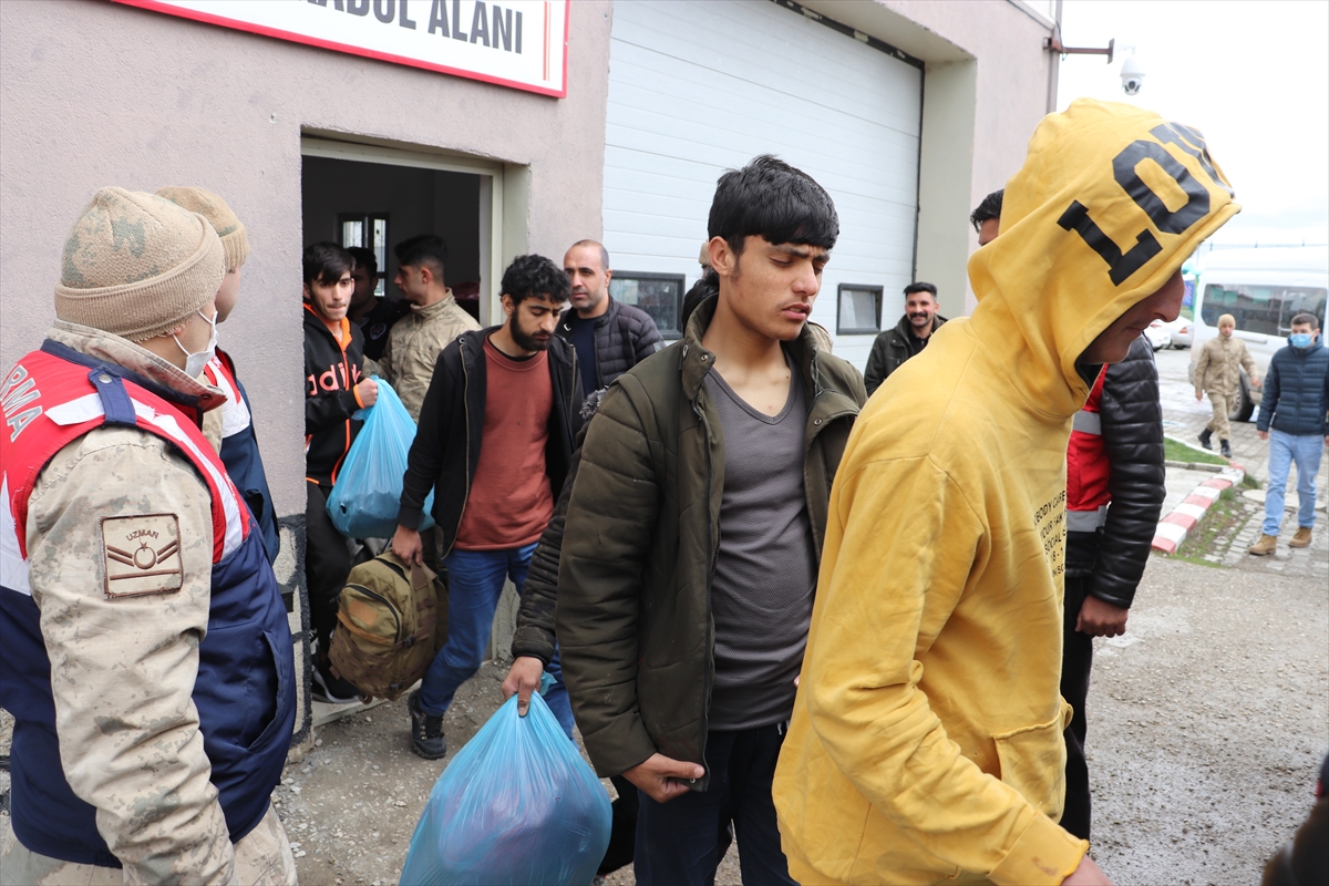 Ağrı’da 138 düzensiz göçmen ülkelerine gönderildi