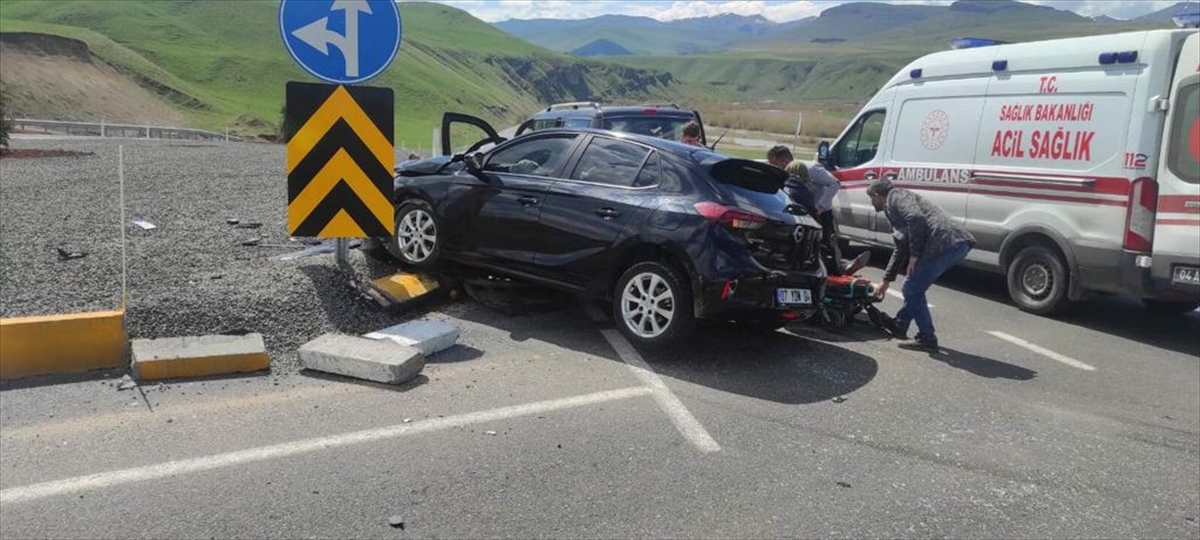 Ağrı’da hafif ticari araç ile otomobil çarpıştı, 5 kişi yaralandı
