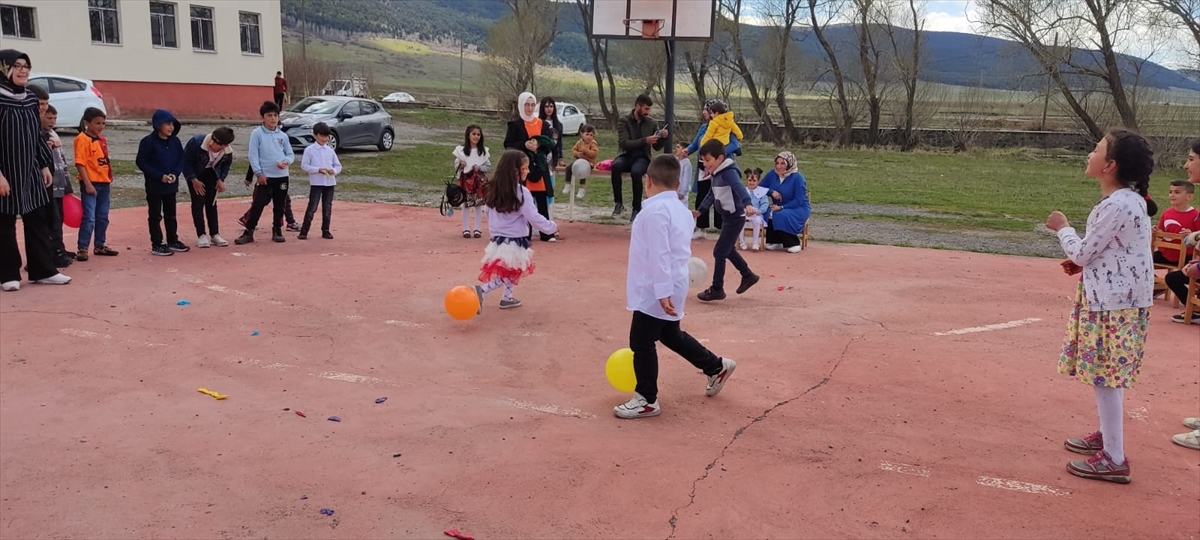 Ardahan’da ilkokul öğrencileri deprem bölgesindeki kardeş okulları için kermes düzenledi