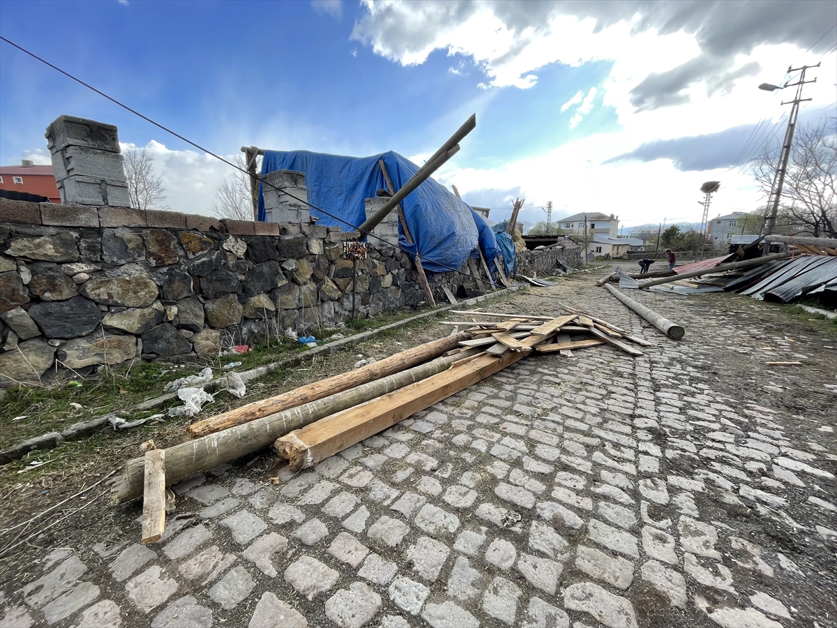Ardahan’da şiddetli rüzgar çatıları uçurdu