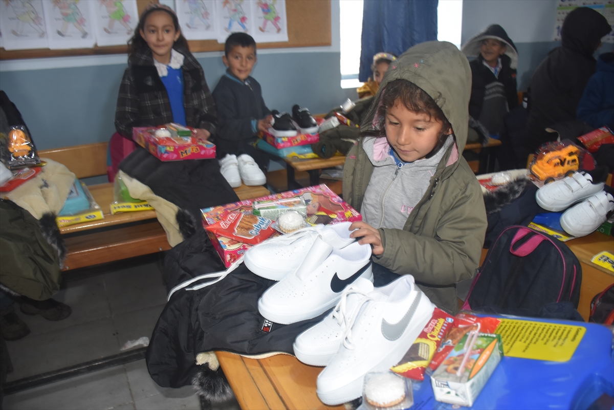 Deprem bölgesinden döndüler, Kars kırsalında çocuklara bayramlık dağıtıyorlar