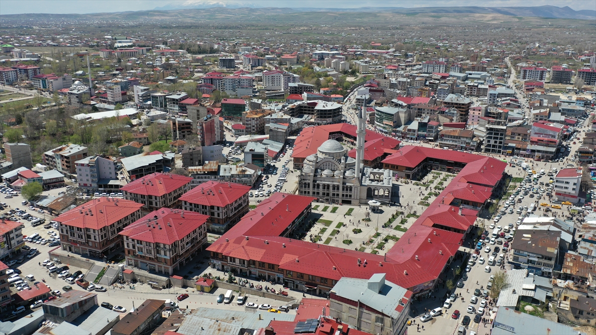 Erciş’te 2011 depremlerinde yıkılan yapıların bulunduğu alan ticaret merkezine dönüştürüldü