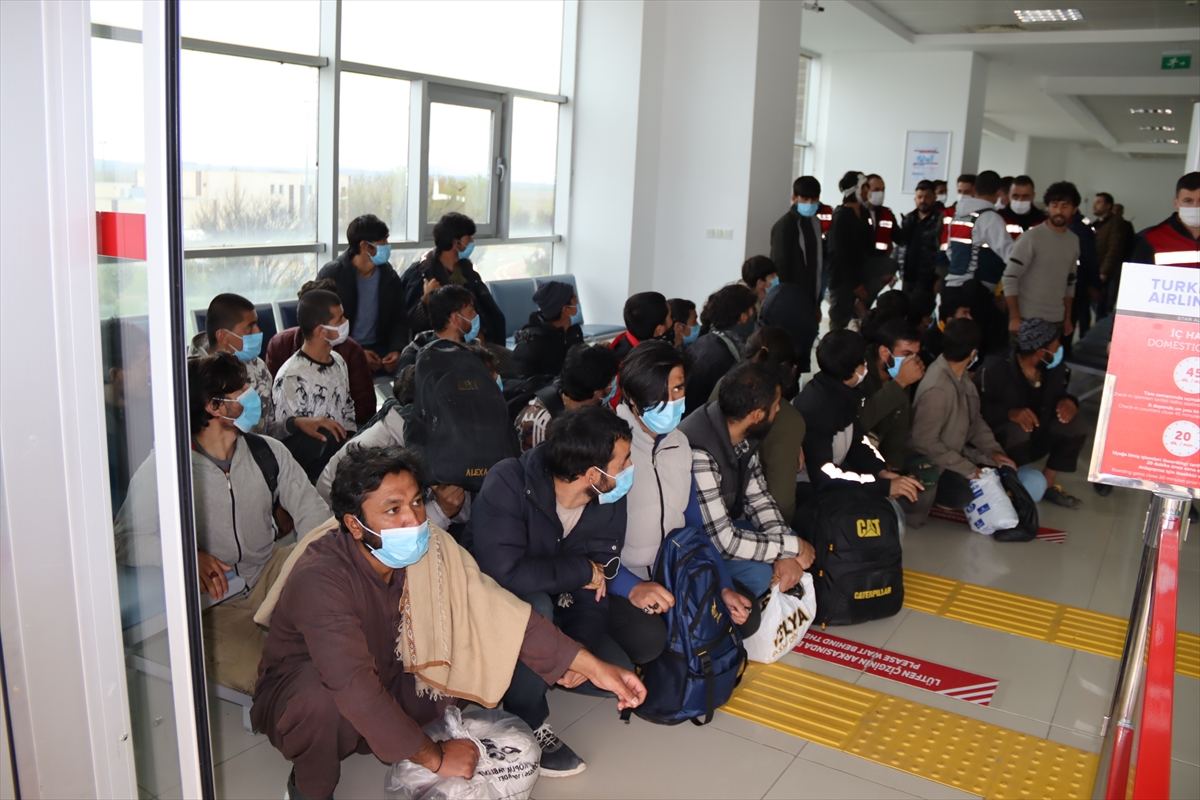 Iğdır’da 138 Afganistan uyruklu düzensiz göçmen ülkelerine gönderildi