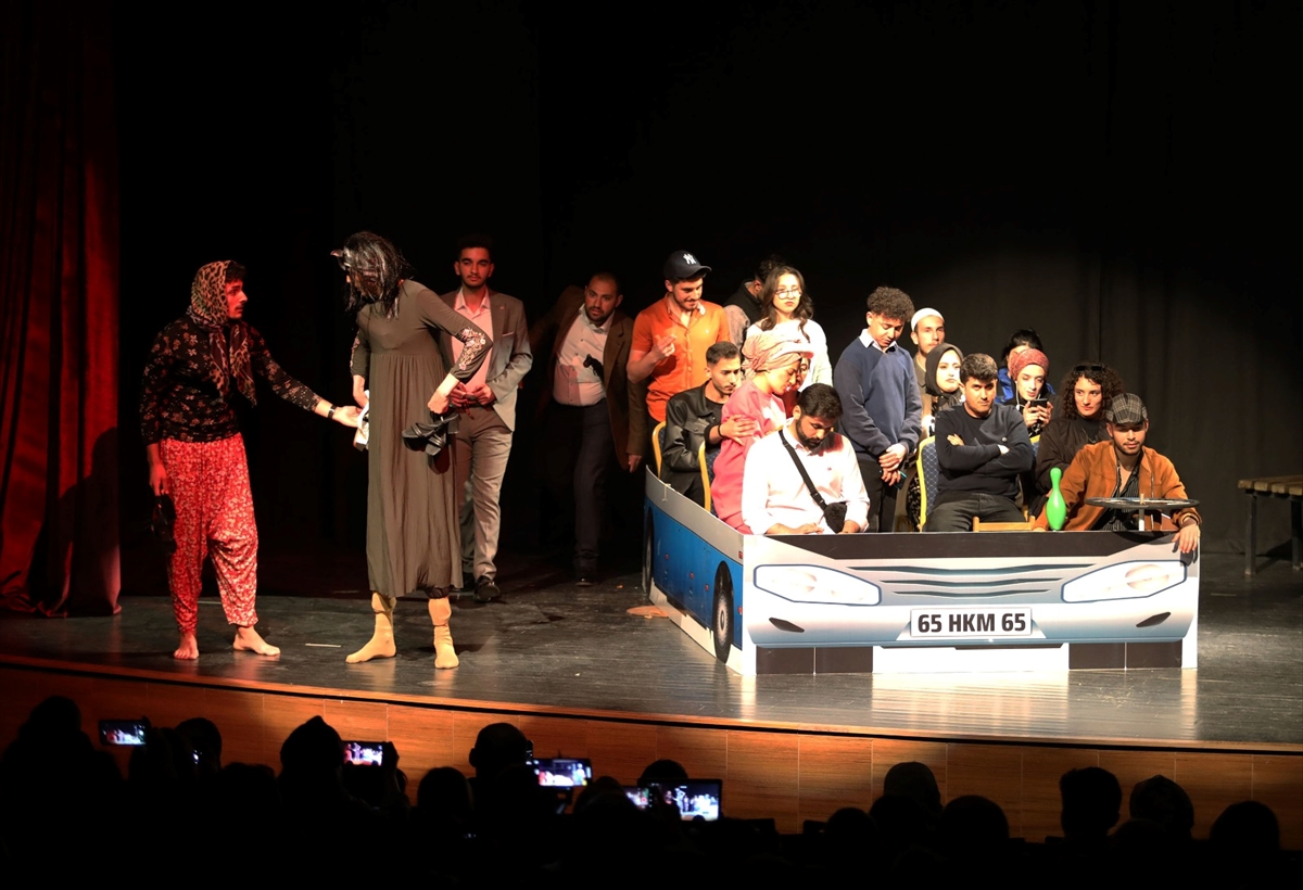 Van Büyükşehir Belediyesi’nin tiyatro günleri etkinliği devam ediyor