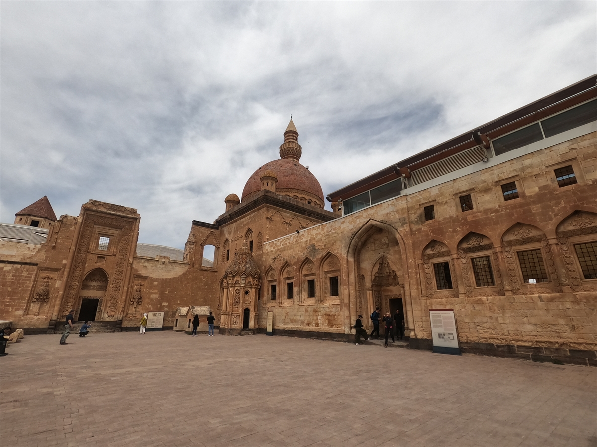 Ağrı’da misafir edilen depremzedeler İshak Paşa Sarayı’nı gezdi