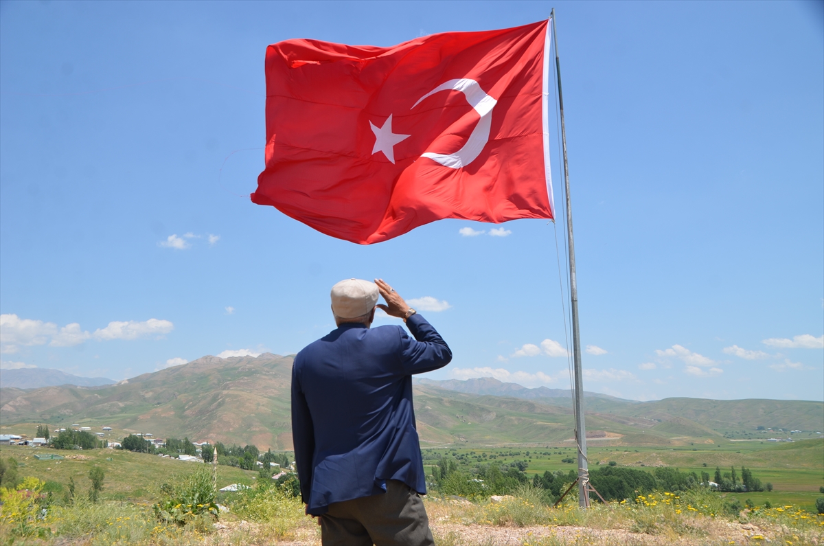 Hakkari’de evinin yanındaki tepeye diktiği direkte 39 yıldır Türk bayrağını dalgalandırıyor