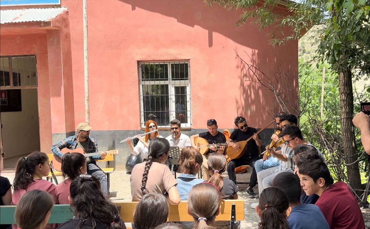 Hakkari’de gönüllü öğretmenler köydeki öğrencileri müzikle buluşturdu