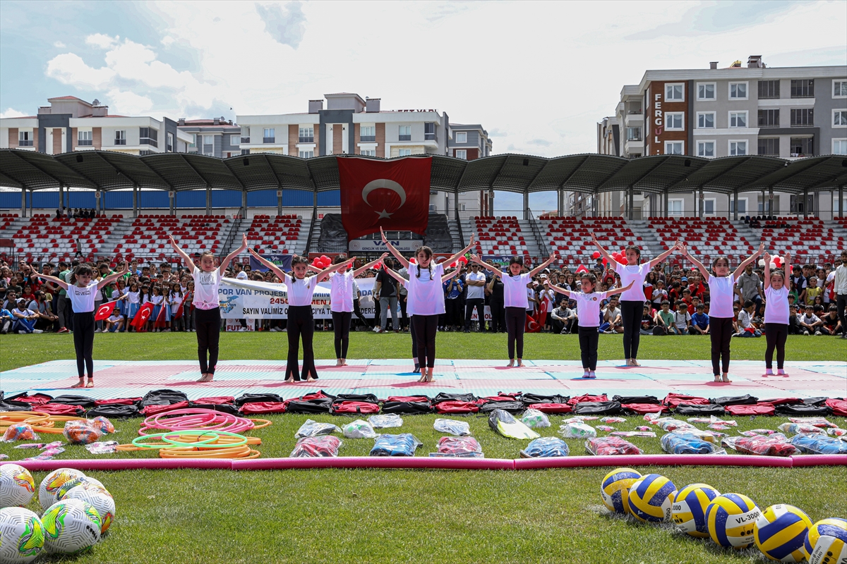 “Spor Van” yaz okulları törenle açıldı