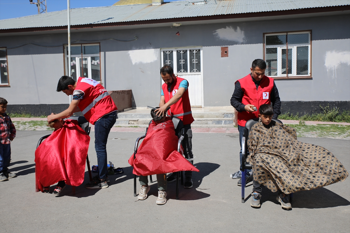 Türk Kızılay gönüllüleri Van’da engelli, yaşlı ve çocukların bayram tıraşını yapıyor