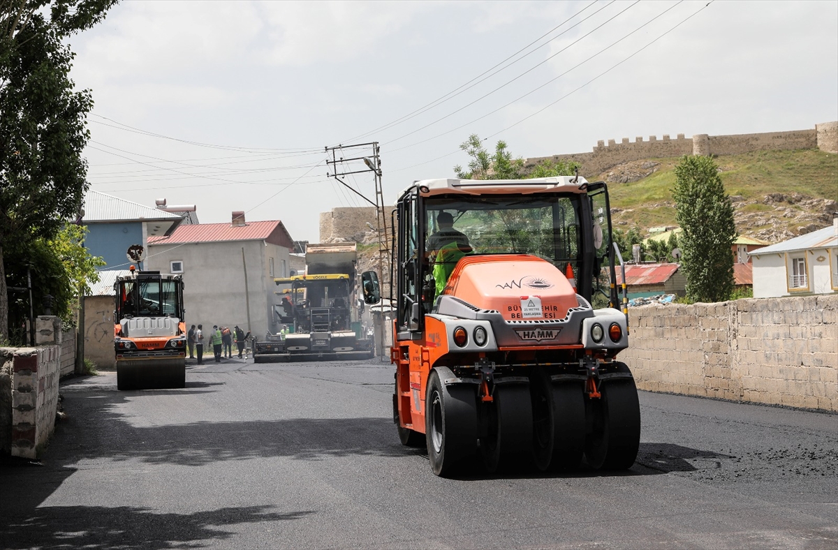 Van Büyükşehir Belediyesi asfalt çalışmalarına devam ediyor