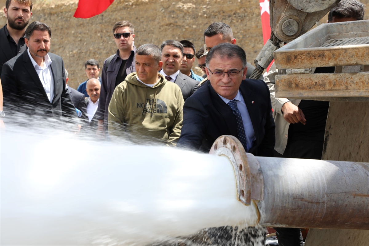Van Valisi Ozan Balcı jeotermal su kaynağının çıktığı alanda incelemede bulundu