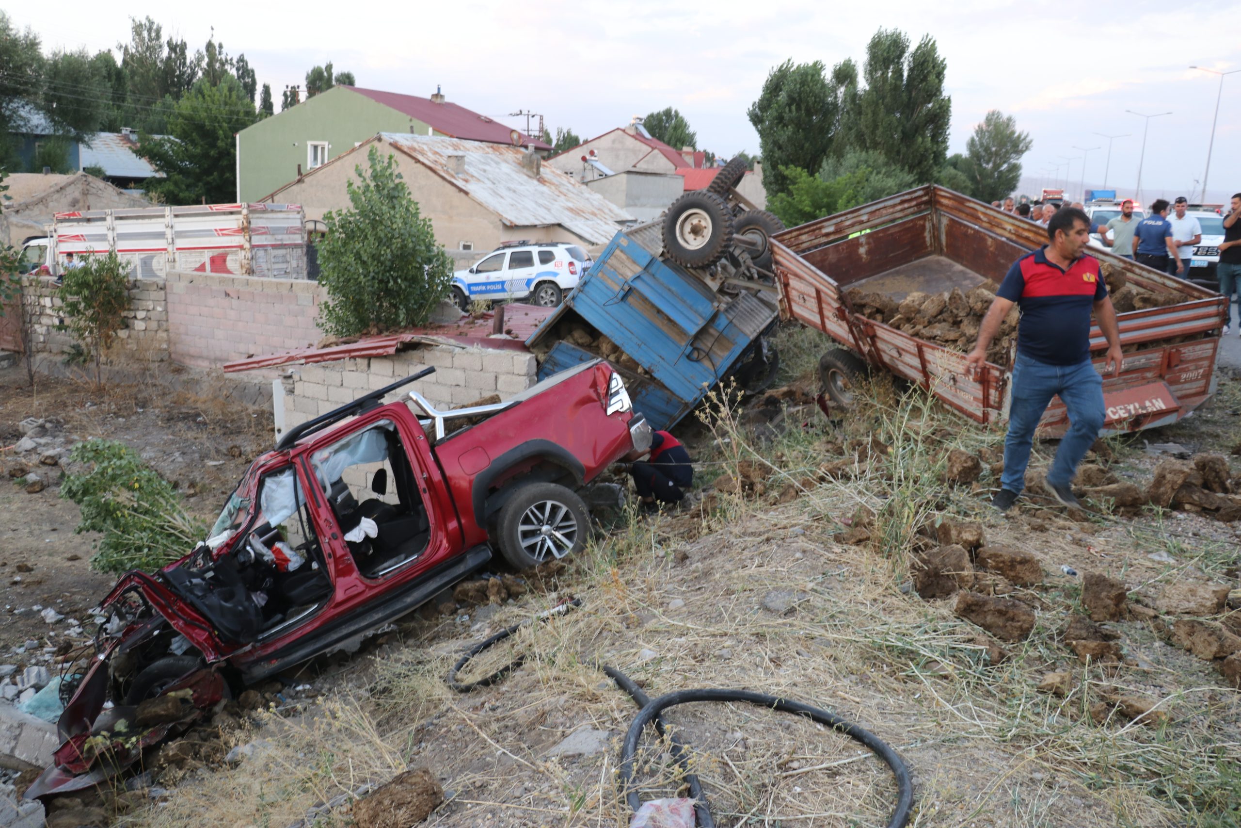 Ağrı’da kamyonet ile traktörün çarpışması sonucu 6 kişi yaralandı