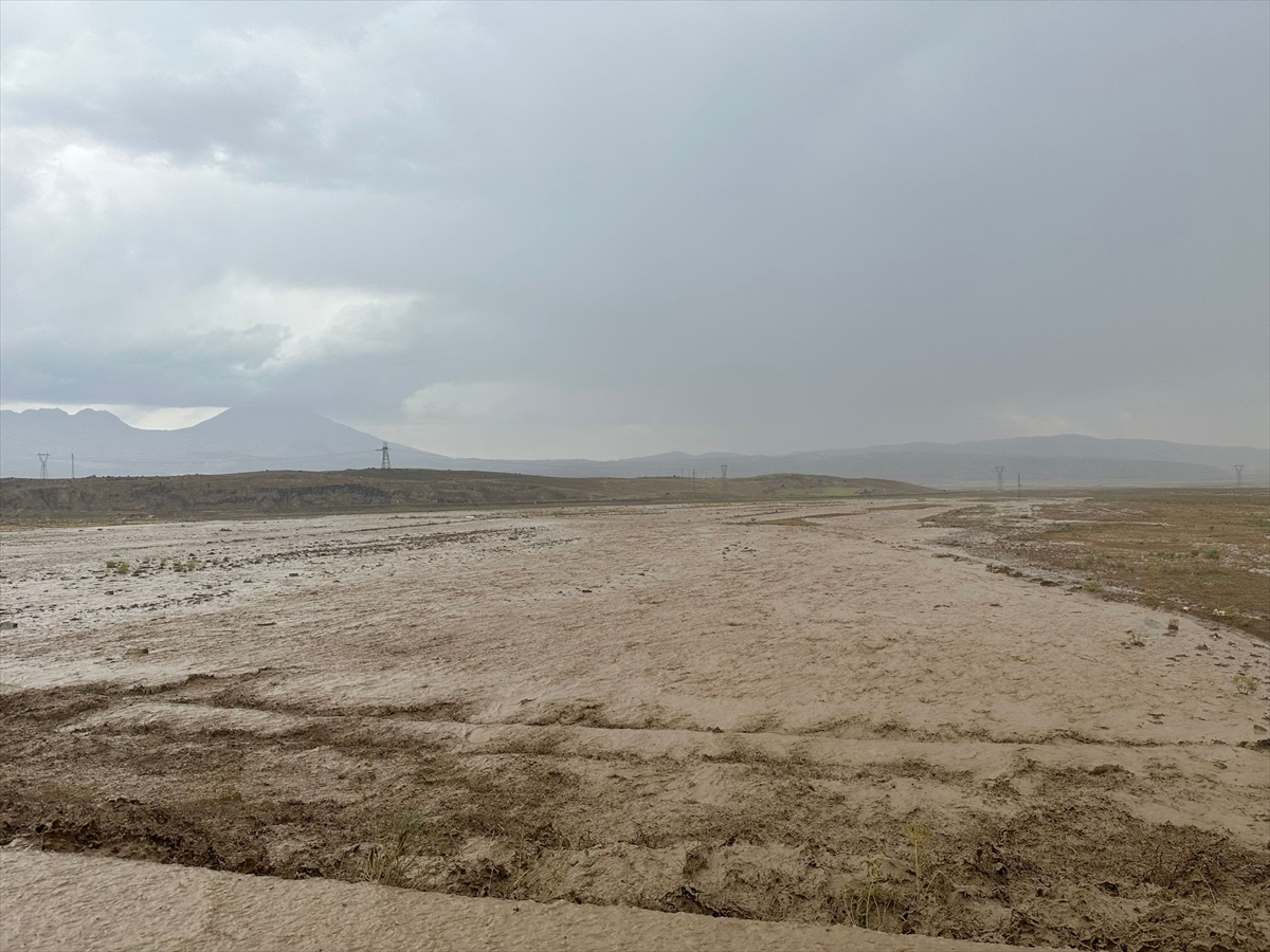 Ağrı’da meydana gelen sel nedeniyle Türkiye-İran kara yolu ulaşıma kapandı