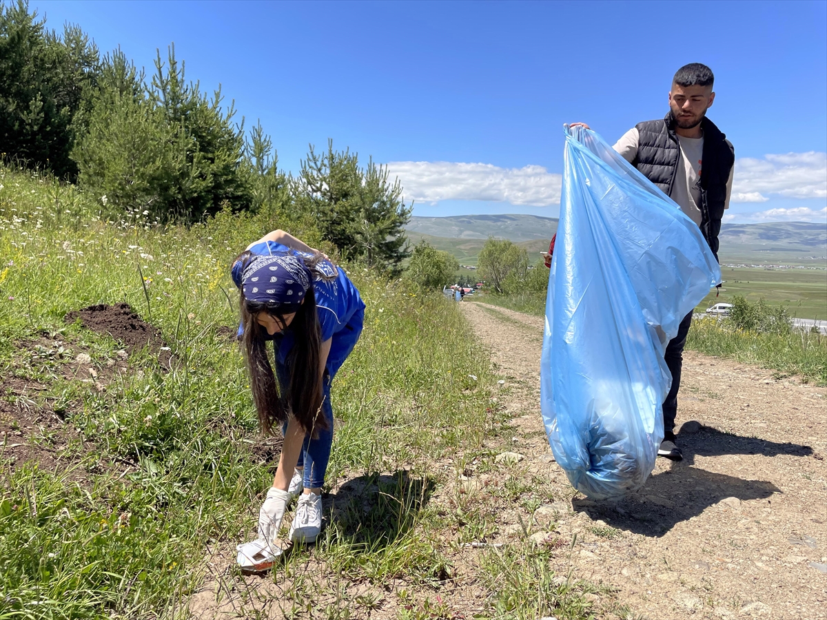 Ardahan’da gönüllü gençler ormanda çöp topladı