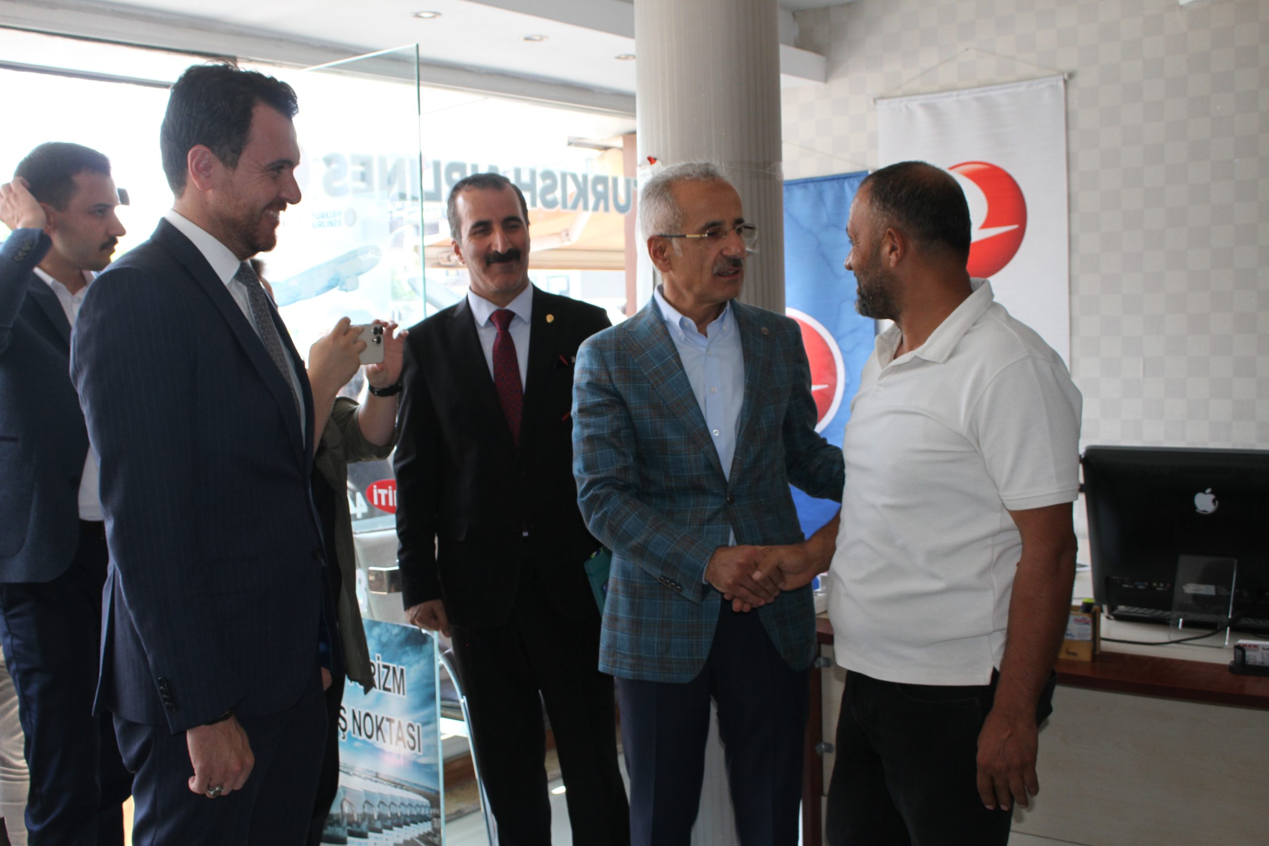 Bakan Uraloğlu, Van’da AK Parti İl Başkanlığını ziyaret etti: