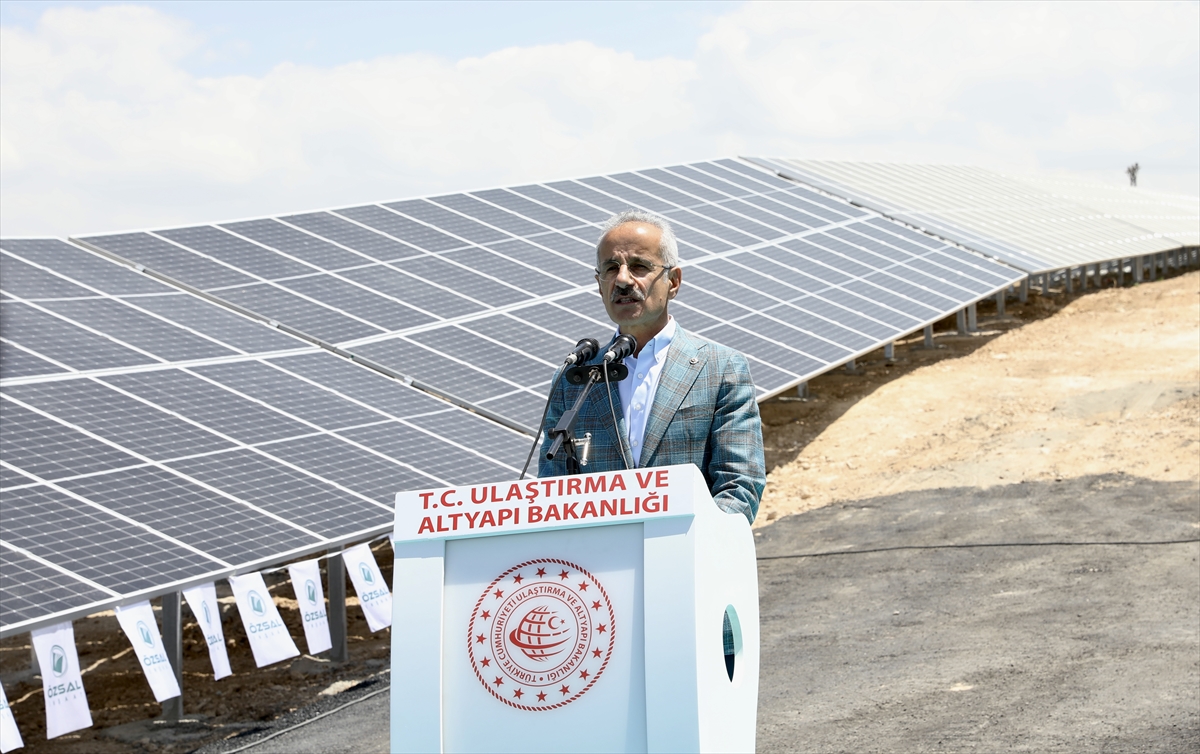 Bakan Uraloğlu, Van’da güneş enerjisi santralinin açılışını yaptı: