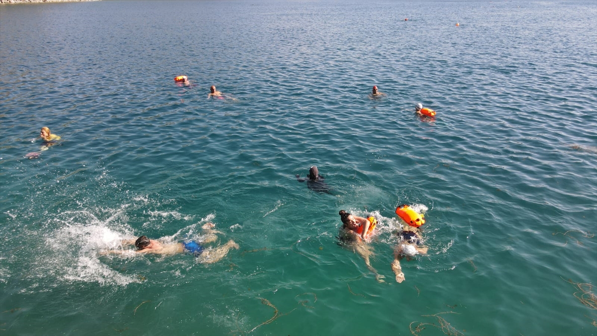 Doğaseverler Türkiye’nin en büyük krater gölü olan Nemrut Krater Gölü’nde yüzdü