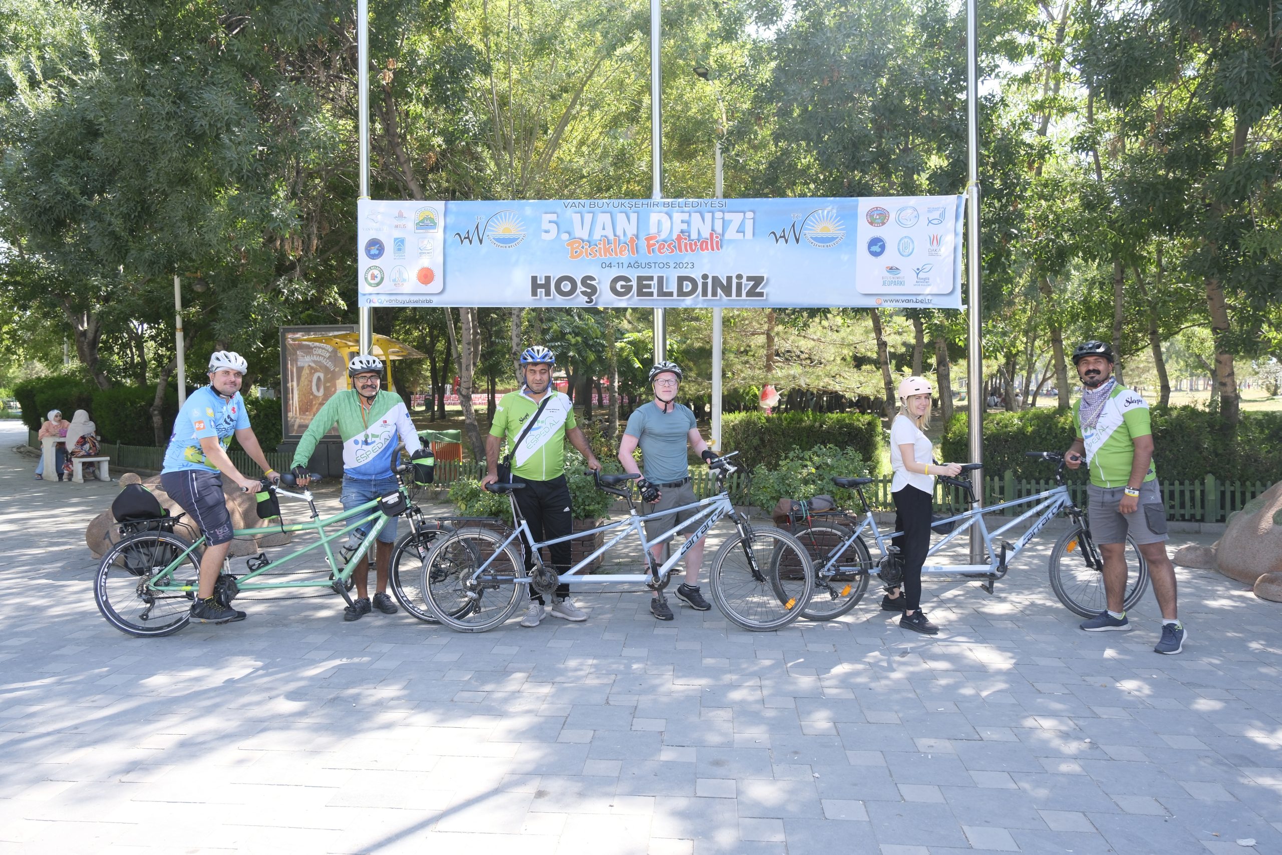 Görme engelli bisiklet tutkunları Van’daki festivale renk kattı
