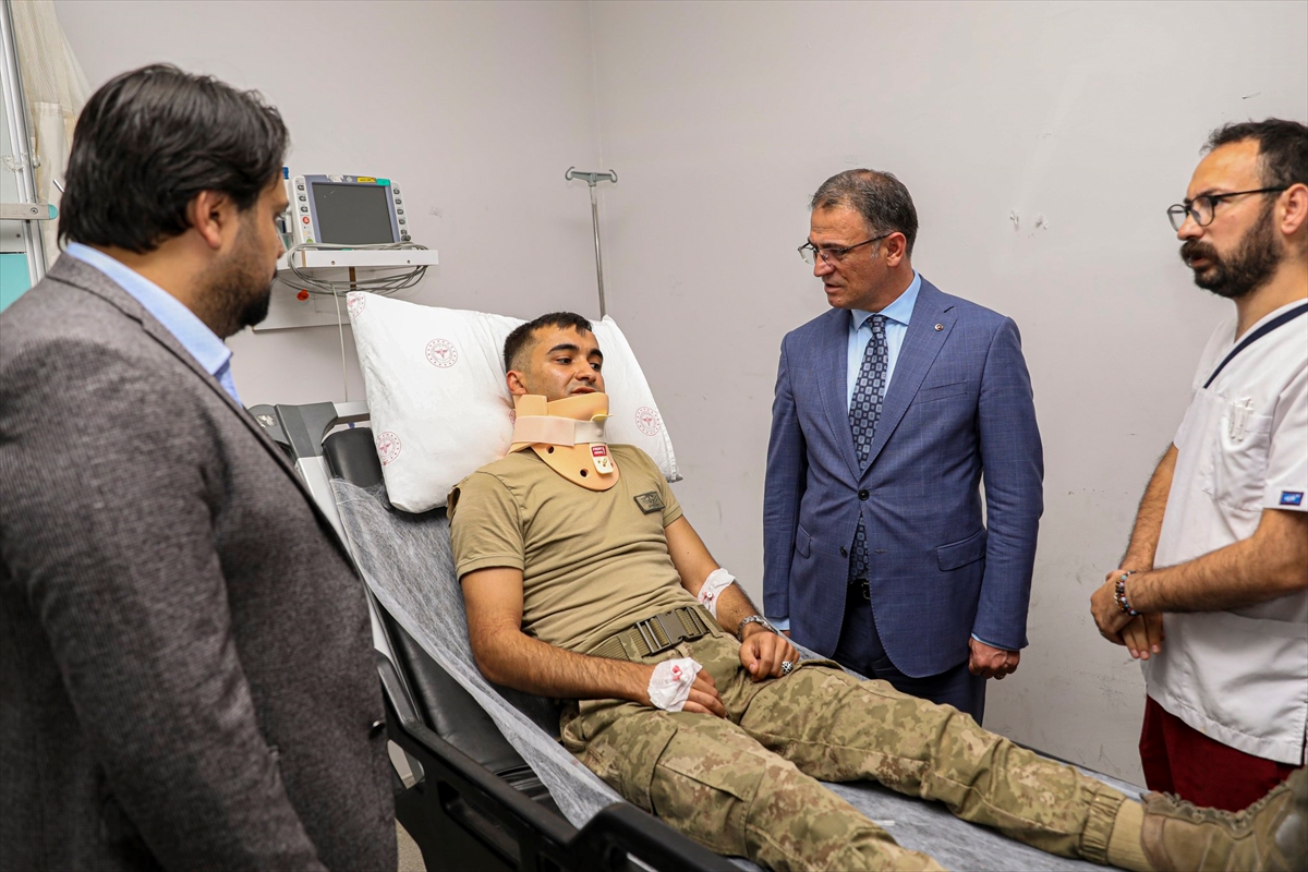 Van Valisi Balcı, trafik kazasında yaralanan askerleri ziyaret etti