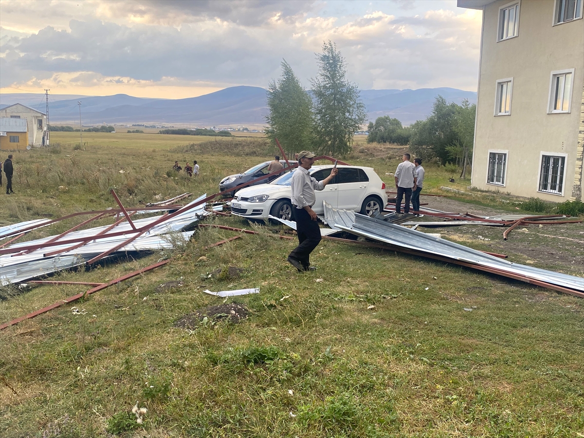 Ardahan’da fırtına nedeniyle çatılar uçtu, araçlarda hasar meydana geldi