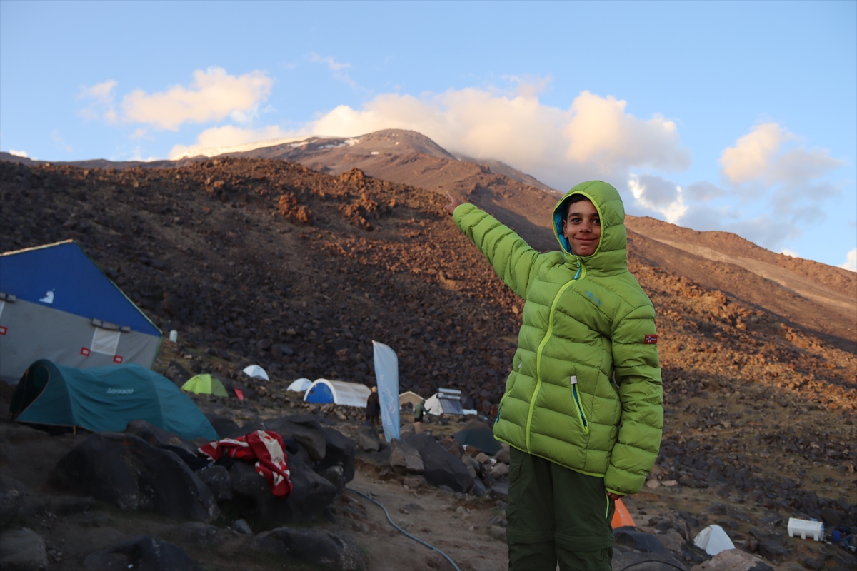 Faslı Youssef 12 yaşında Ağrı Dağı’nda zirve yaptı