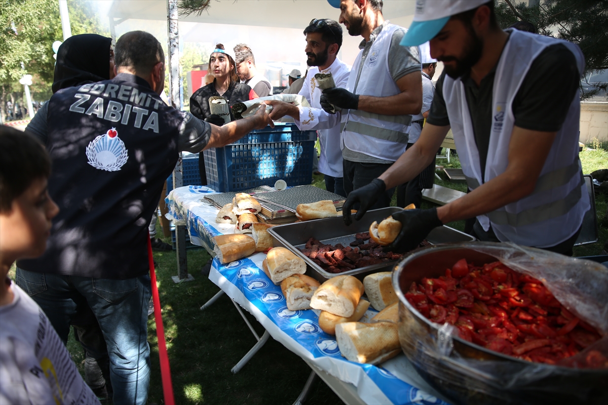 “Geleneksel Edremit Piknik Şenliği”nde 500 kilogram köfte ve sucuk dağıtıldı