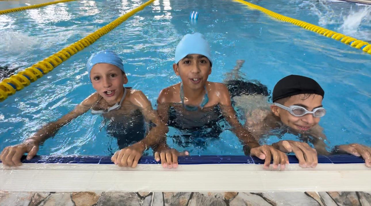 Hakkari’de derede yüzen çocuklara havuz sürprizi