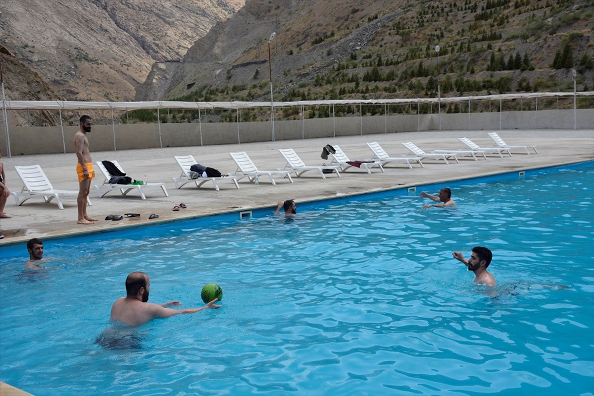 Hakkari’de sıcaktan bunalan vatandaşlar havuzda serinliyor