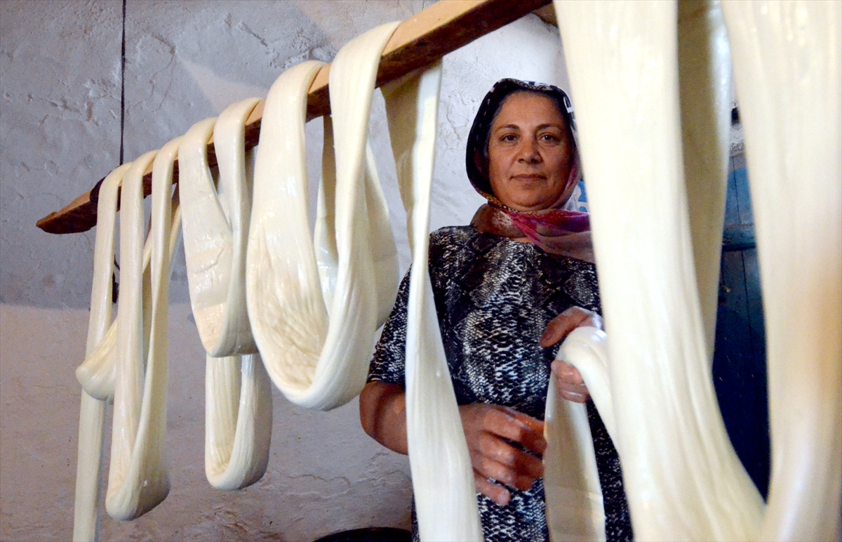 Kars köylerindeki kadınlar “çeçil peyniri” üretimine başladı