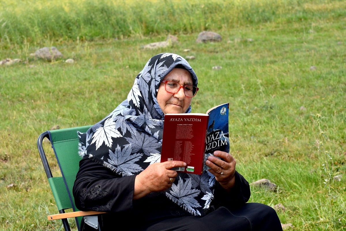 Kars’ta 70 yaşındaki Netice ninenin okuma tutkusu