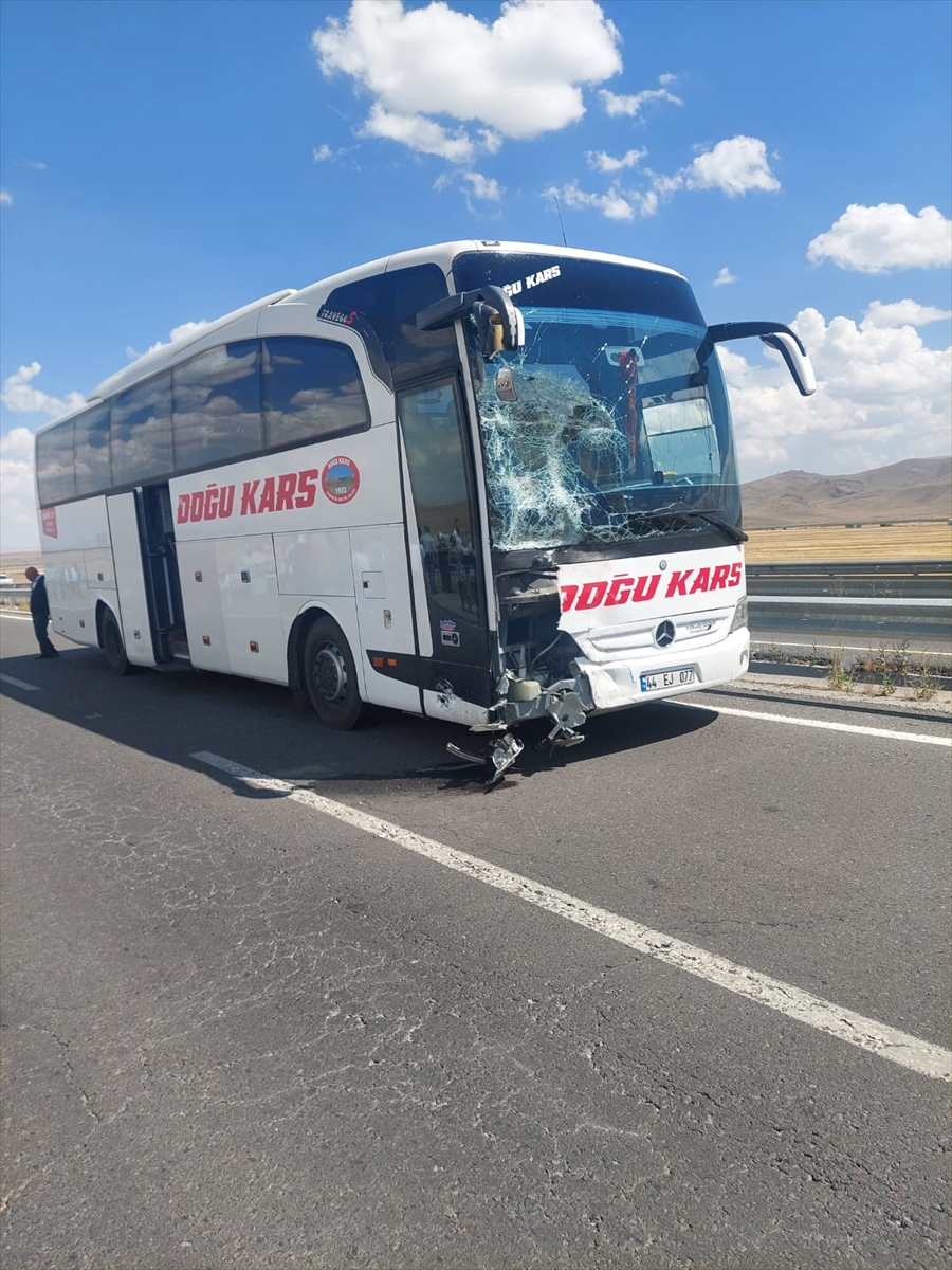 Kars’ta yolcu otobüsünün çarptığı traktördeki baba ve oğlu yaralandı